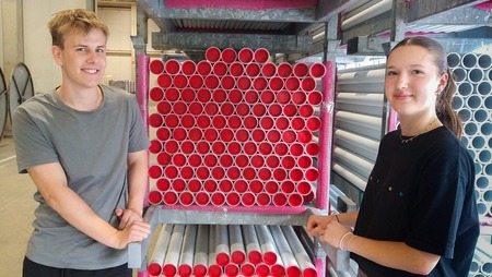 Gerodur Ferienarbeiter an einer Palette Heizungsrohre