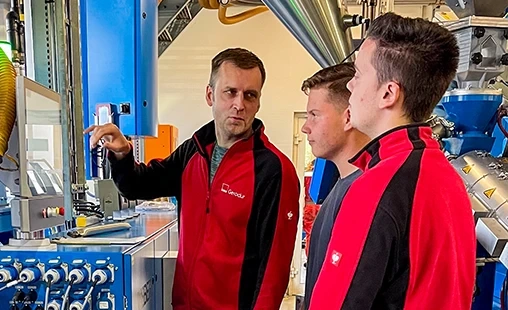 Gerodur Ausbilder mit zwei Auszubildenden an einer Maschine