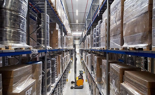 Gerodur Auszubildender Transport sitzt im Stapler in einem Gang im Hochlager