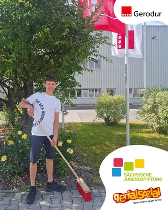 Jugendliche im roten Arbeitsoverall blicken zuversichtlich in die Kamera