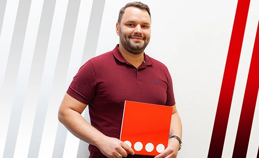 Gerodur Student Felix vor farbigem Hintergrund