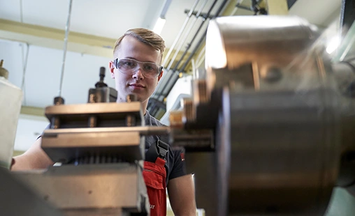 Gerodur Auszubildender Spedition sitzt am Schreibtisch und telefoniert