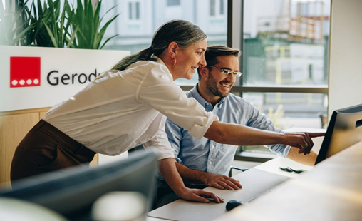 2 Menschen arbeiten konzentriert und konstruktiv am PC