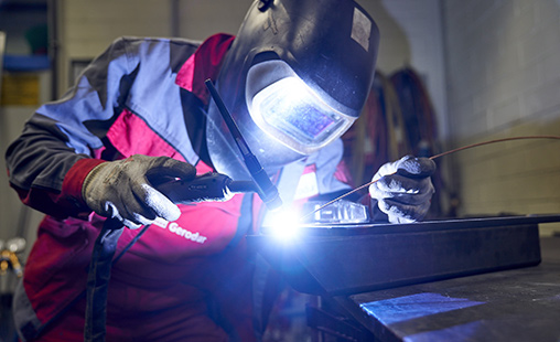 Gerodur Mitarbeiter aus der Technik Instandhaltung schweißt ein Metallteil