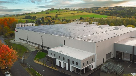 Luftaufnahme von Gerodur mit blauem Himmel und Kantine