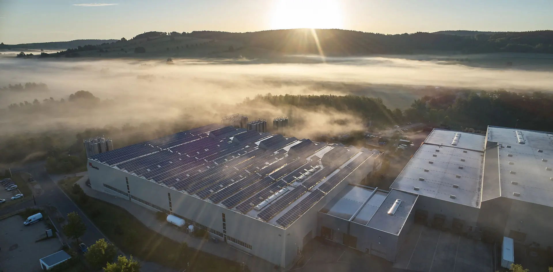 Luftaufnahme vom Gerodur Betriebsgelände bei Sonnenaufgang