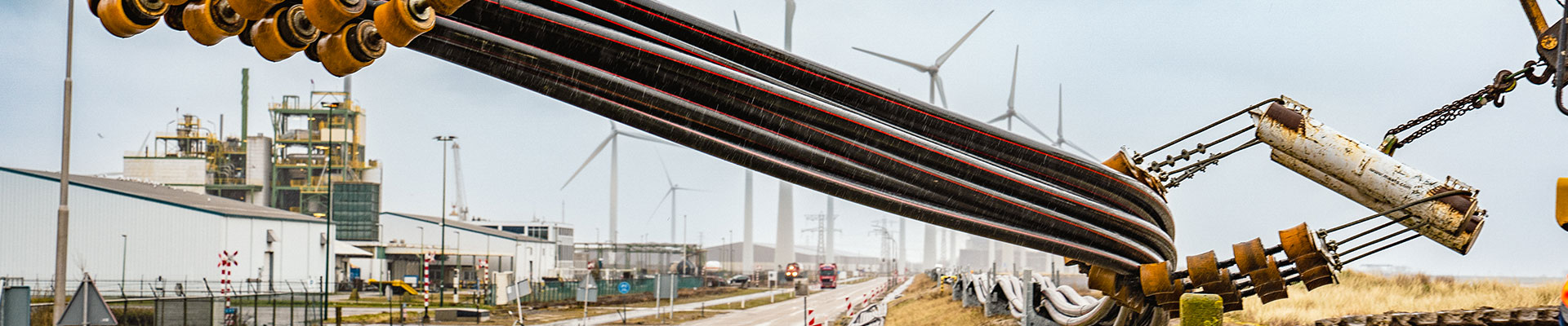 Gerodur LHT E-POWER Schutzmantel-Rohrleitungssystem mit großen Maschinen