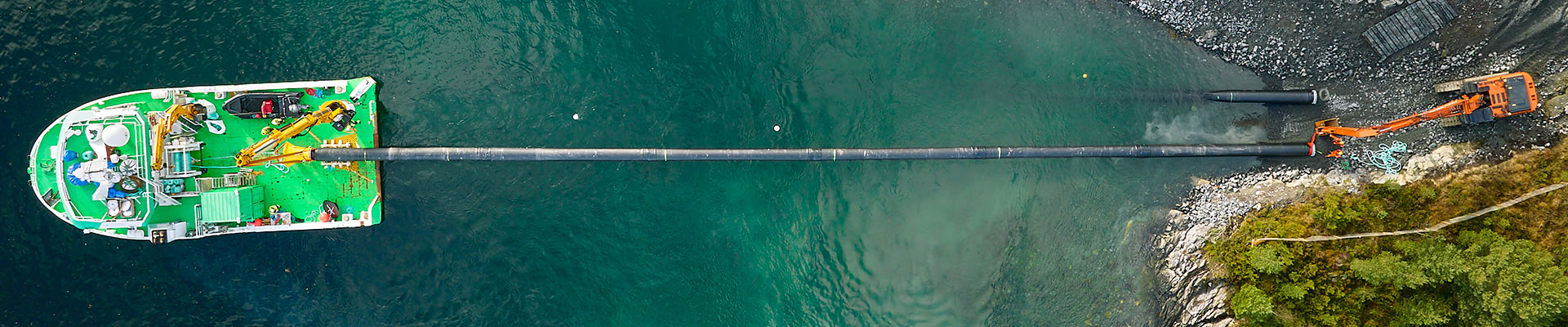 Gerodur SESU Rohrleitungssystem für die Seeverlegung wird ins Wasser gezogen