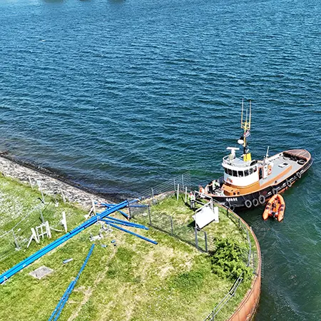 Schlepper zieht bei Kiel Gerodur SESU Rohre ins Wasser