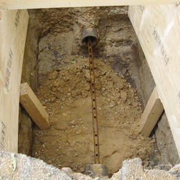 GEROfit® R - Schutzmantelrohr Trinkwasser Sanierung Altleitung mit Berstlining Rohreinzug Kettengehänge im Verbau