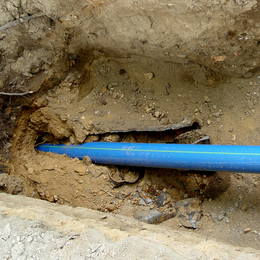 GEROfit® R - Schutzmantelrohr Trinkwasser Sanierung Geborstene Altleitung unbeschädigtes PE-Rohr