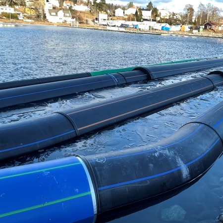 SESU REX XL Ballastiertes diffusionsdichtes Druckrohr Seeverlegung im Södertälje Kanal (Schweden) Rohr Bogen