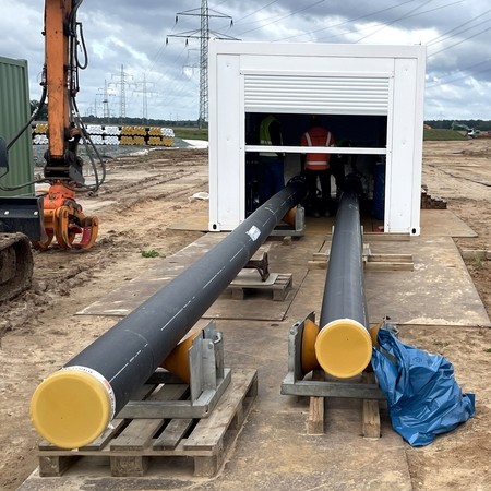 LHT® E-Power Temperaturstabiles Kabelschutzrohr TenneT Schweißeinhausung Rollenbock Stumpfschweißung