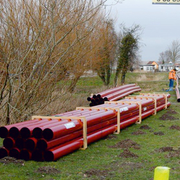 LHT® E-Power Temperaturstabiles PE-RT Schutzrohr - Anschluss Solarpark Pütnitz Grüner Strom Stange Stapel