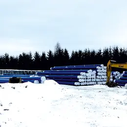 GEROfit® R Schutzmantelrohr Trinkwasserleitung Tampere Finnland PE100-RC Rohrstapel im Schnee